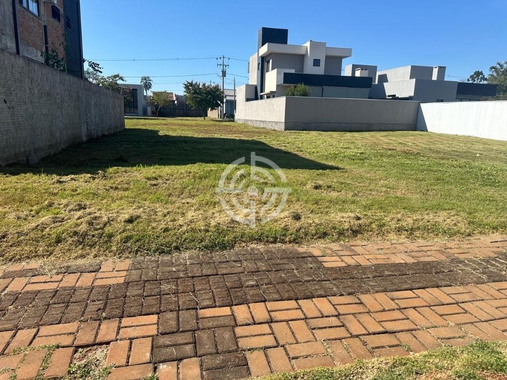 01 terreno de 300m2 localizado no Condomínio Fechado Iguaçu.