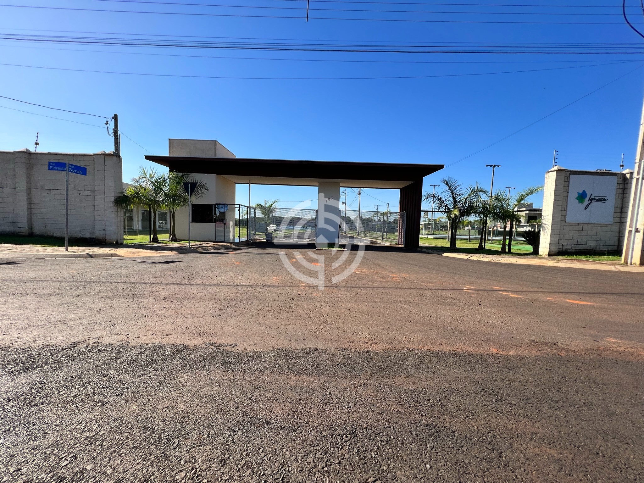 01 terreno de 300m2 localizado no Condomínio Fechado Iguaçu.