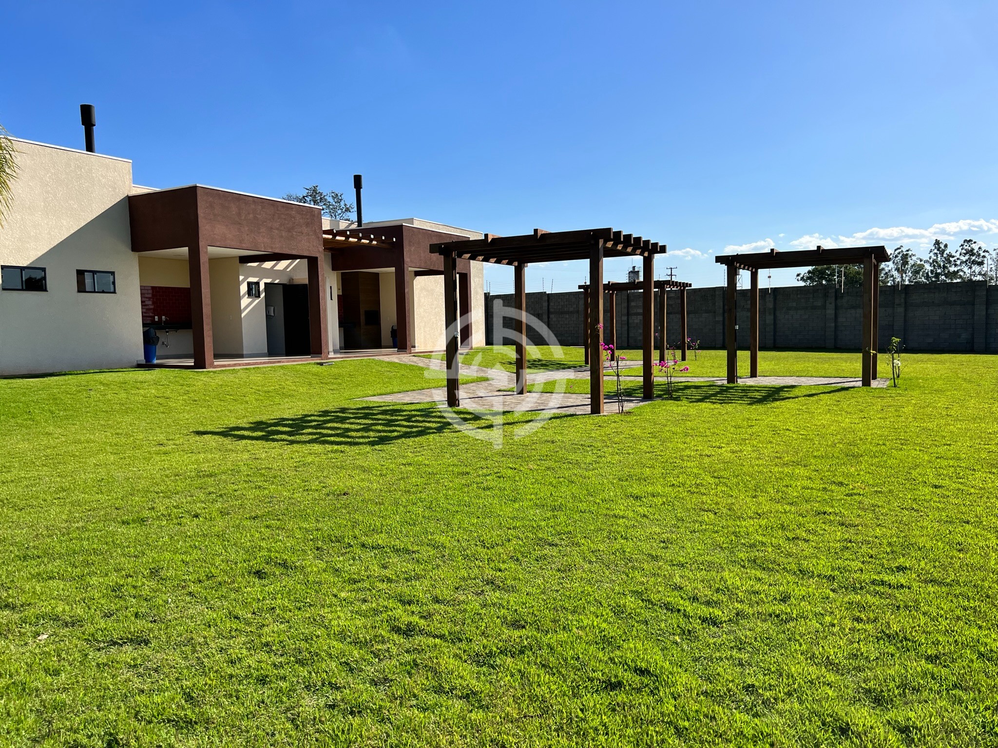 01 terreno de 300m2 localizado no Condomínio Fechado Iguaçu.