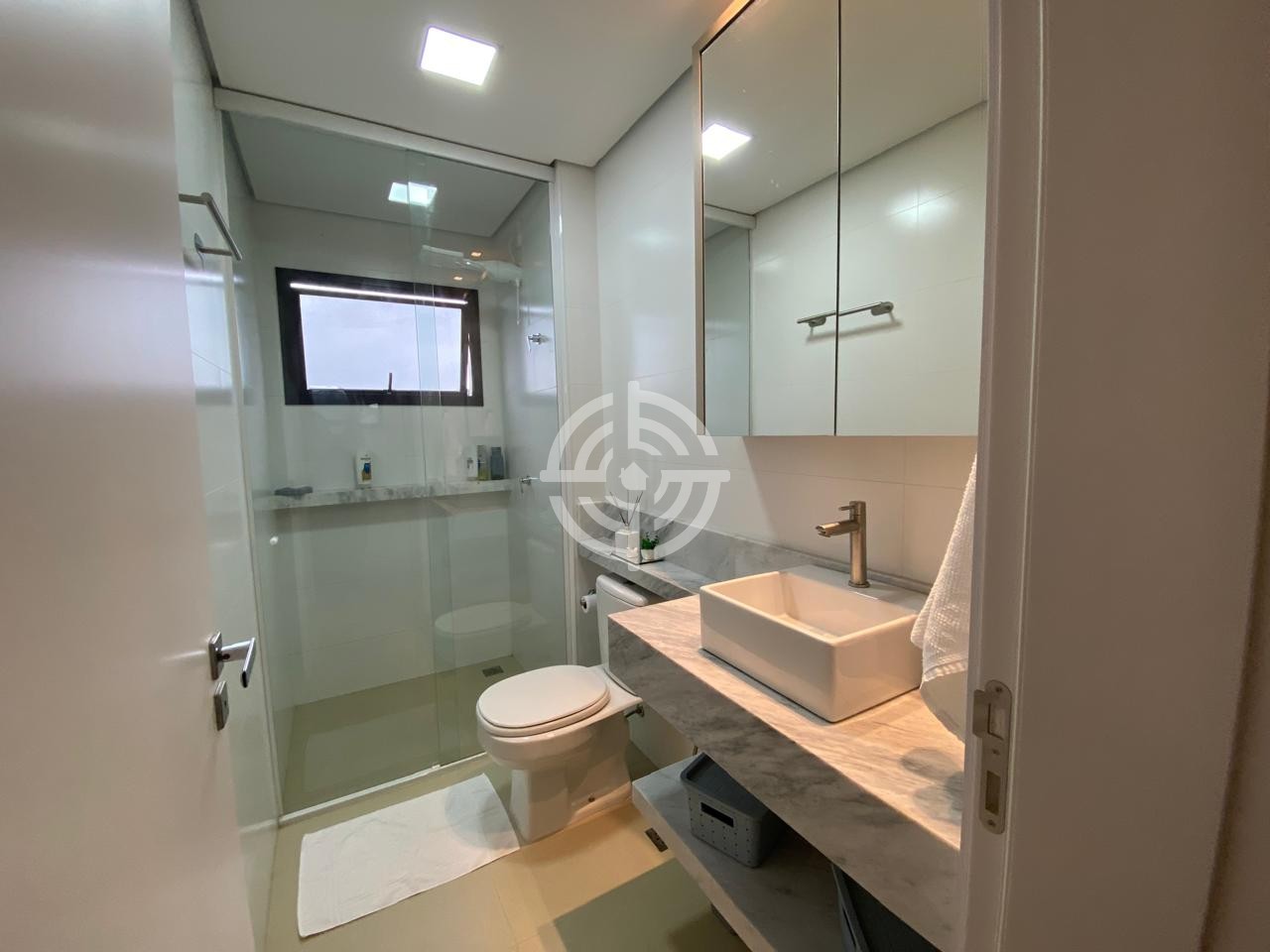 Apartamento novo mobiliado a venda na Av. Tacredo Neves 