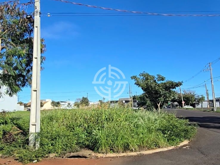 Terreno de esquina no Jardim Ipe IV 