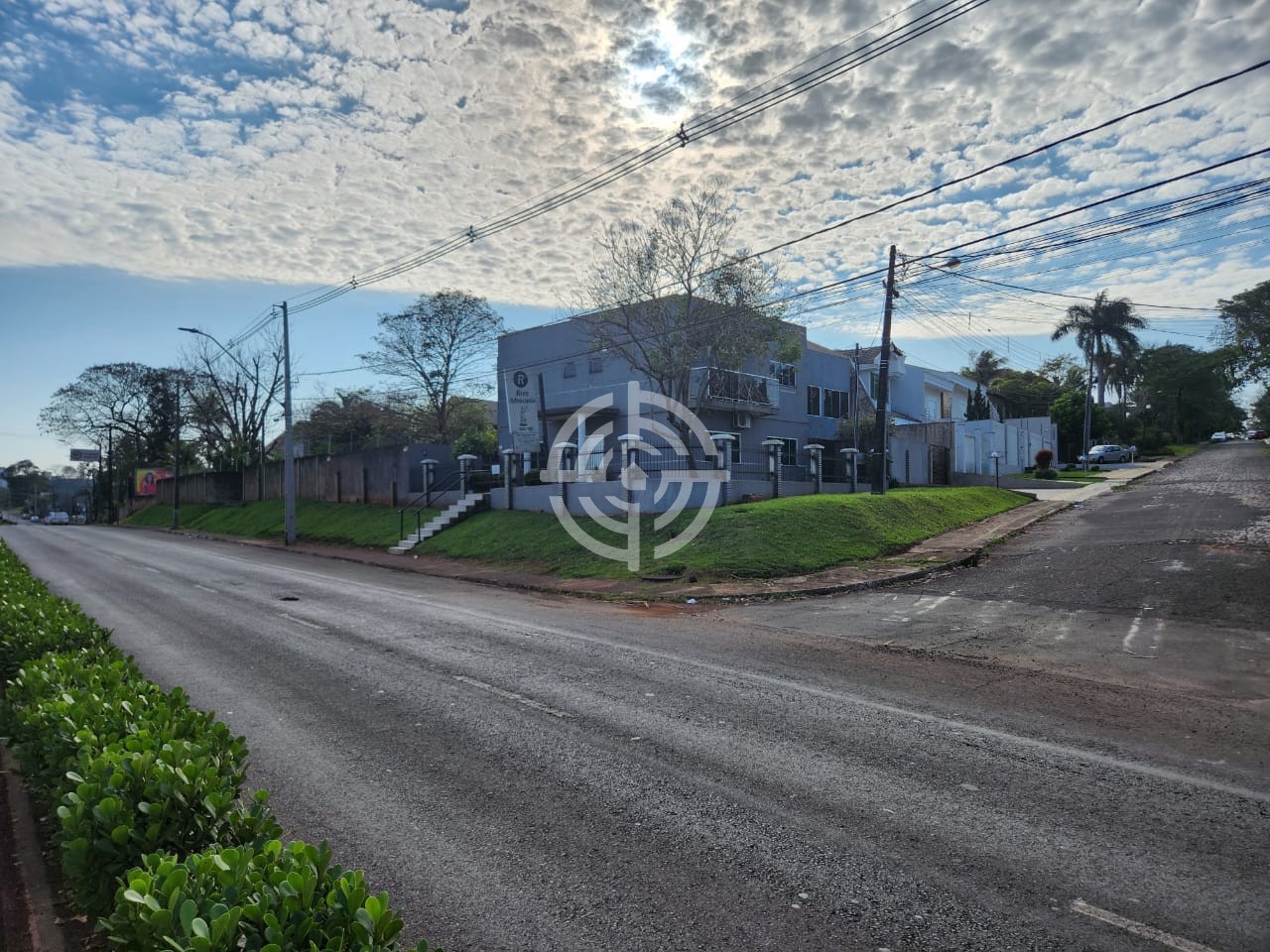01 Prédio comercial e residencial localizado na Av. General Meira, Jardim Social, em Foz do Iguaçu/PR.