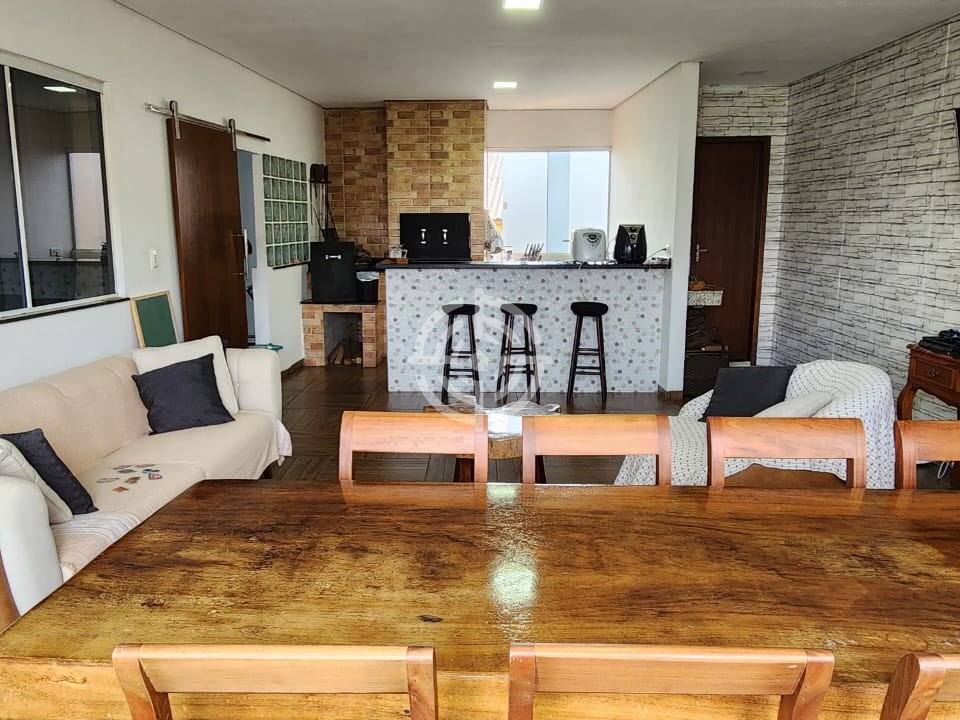 01 Prédio comercial e residencial localizado na Av. General Meira, Jardim Social, em Foz do Iguaçu/PR.