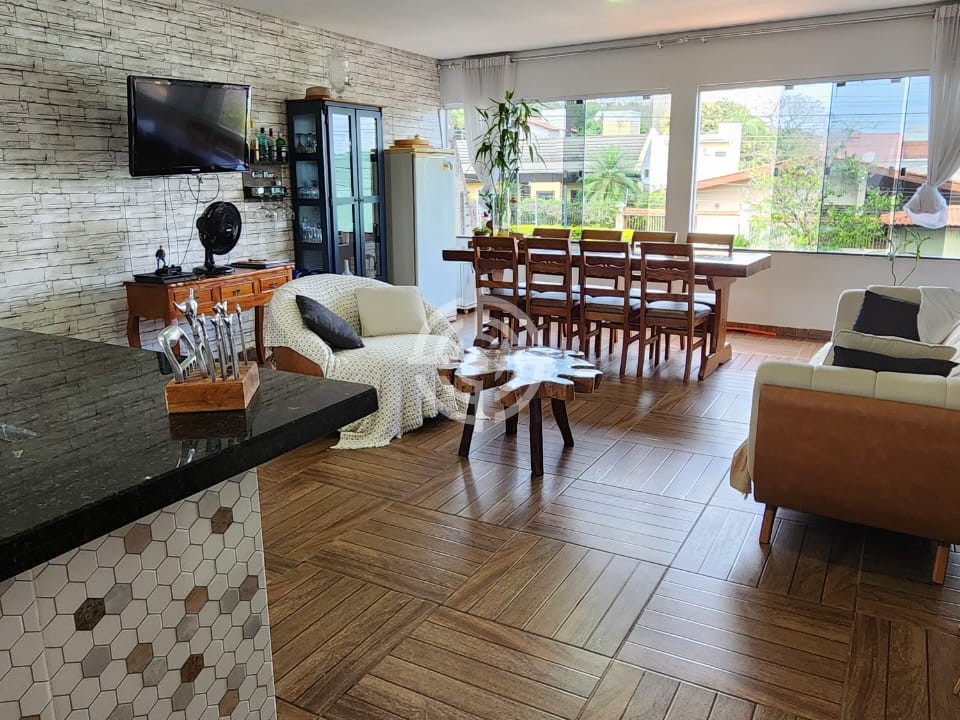 01 Prédio comercial e residencial localizado na Av. General Meira, Jardim Social, em Foz do Iguaçu/PR.