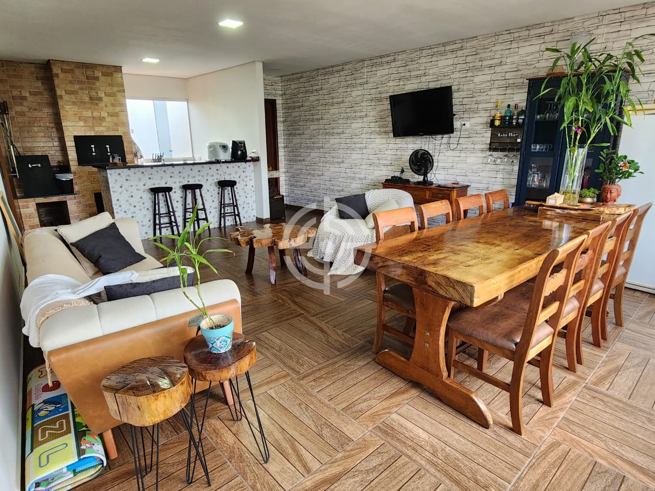 01 Prédio comercial e residencial localizado na Av. General Meira, Jardim Social, em Foz do Iguaçu/PR.